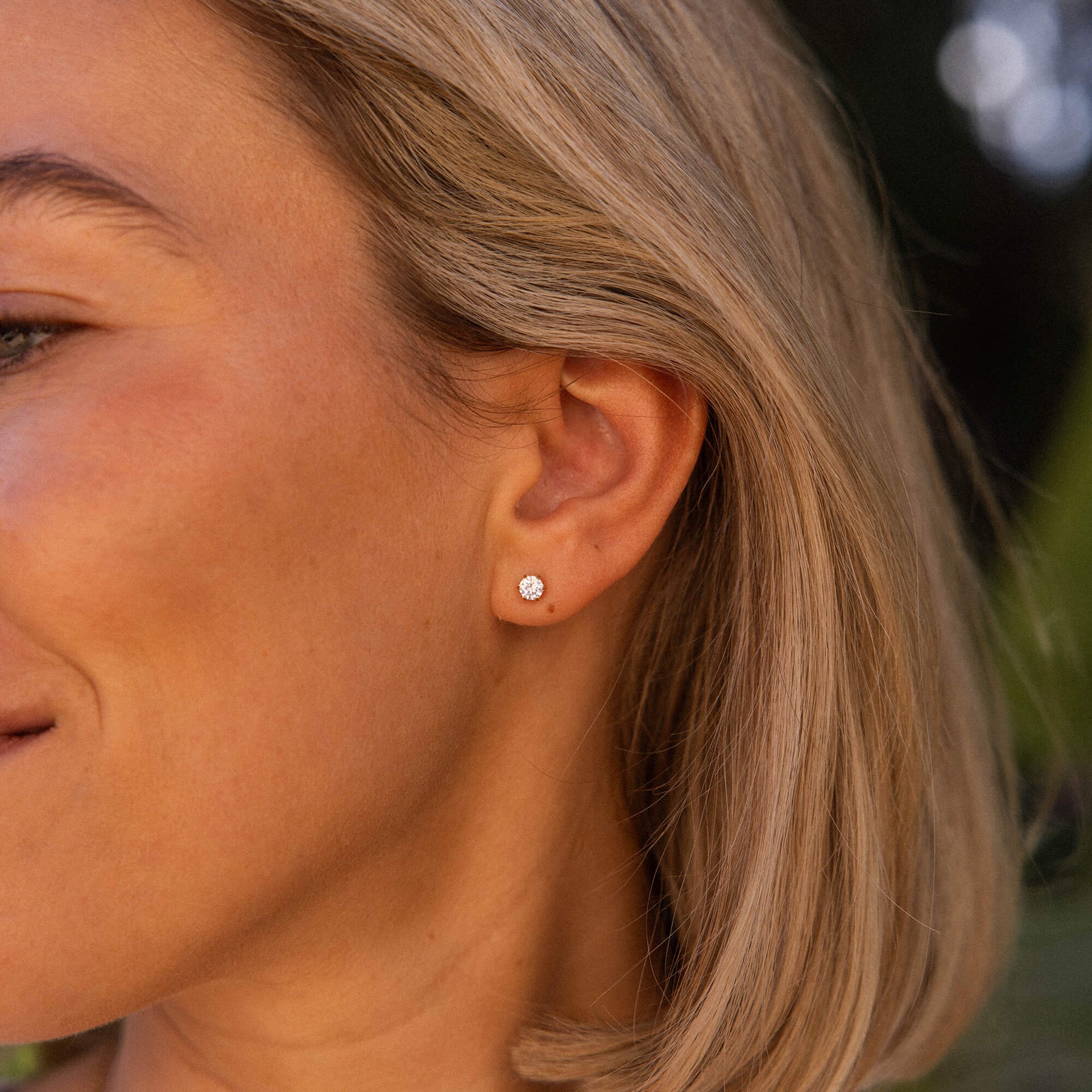 PURELEI Charming Ohrring aus vergoldetem Edelstahl mit funkelndem Zirkonia am Ohr, elegant und zeitlos.