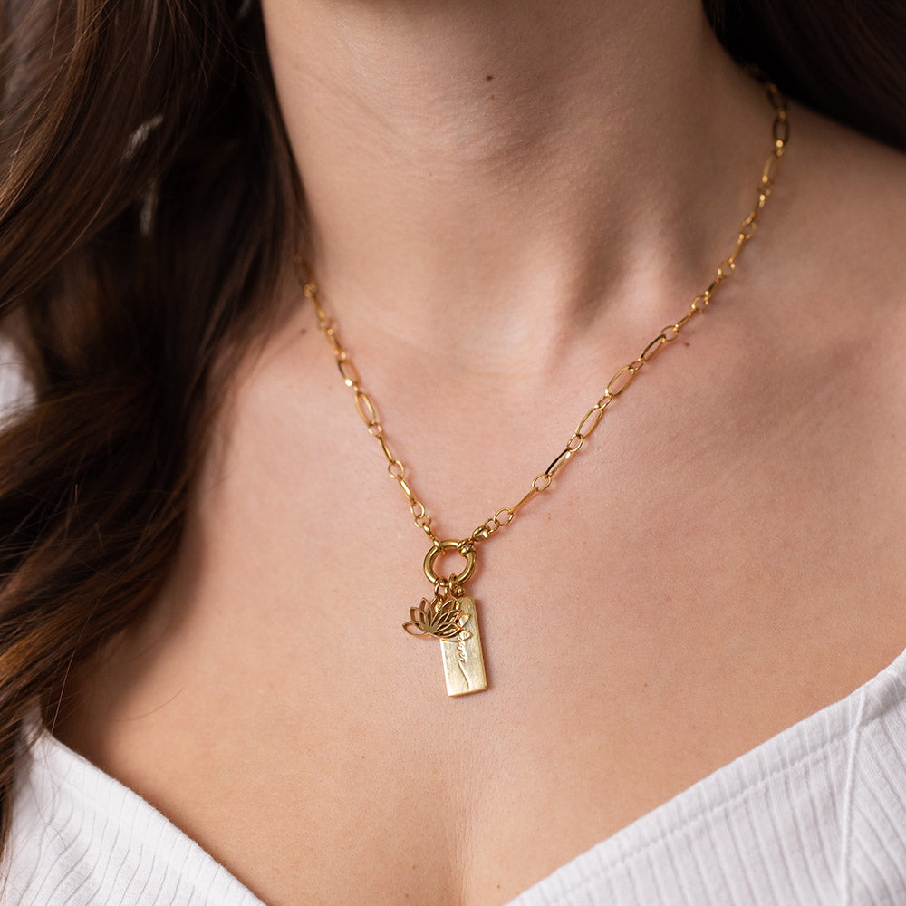 PURELEI Power Charm Anhänger in 18K Gold mit Lotus-Design, elegant getragen am Hals, strahlt femininen Island-Spirit aus