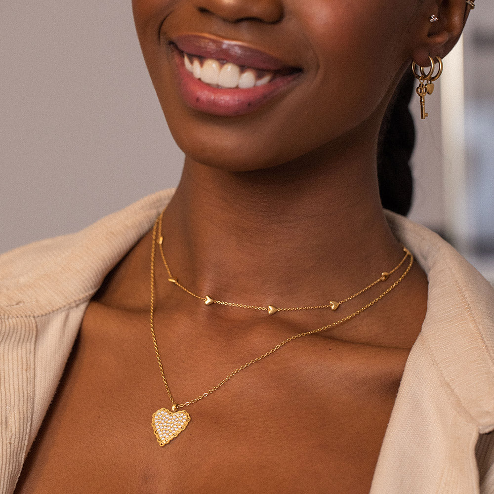 PURELEI Alohi Heart Kette aus vergoldetem Edelstahl mit zarten Herzdetails, warm und feminin am Dekolleté getragen