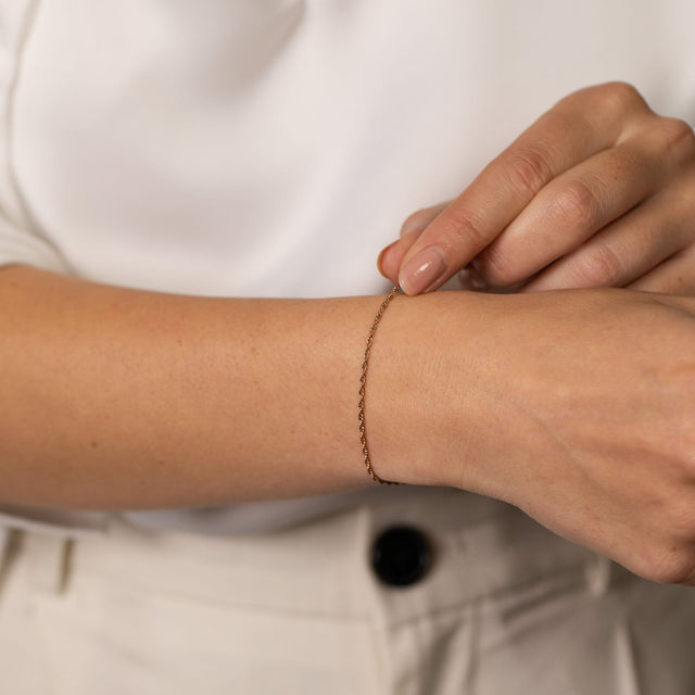 Feines PURELEI Brave Armband in Roségold, filigran am Handgelenk getragen, elegant und feminin inspiriert vom Island-Spirit.