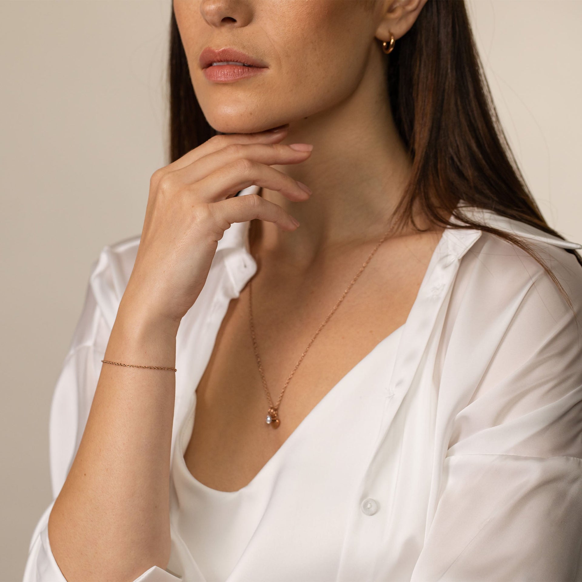 Feines, nickelfreies Brave Armband in Roségold, zart am Handgelenk getragen, elegant und feminin von PURELEI.