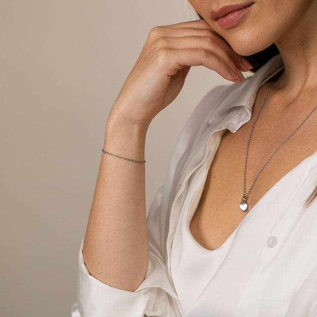 Feines, nickelfreies Silber-Brave Armband am Handgelenk, puristisch und elegant – inspiriert von PURELEI Island-Spirit.