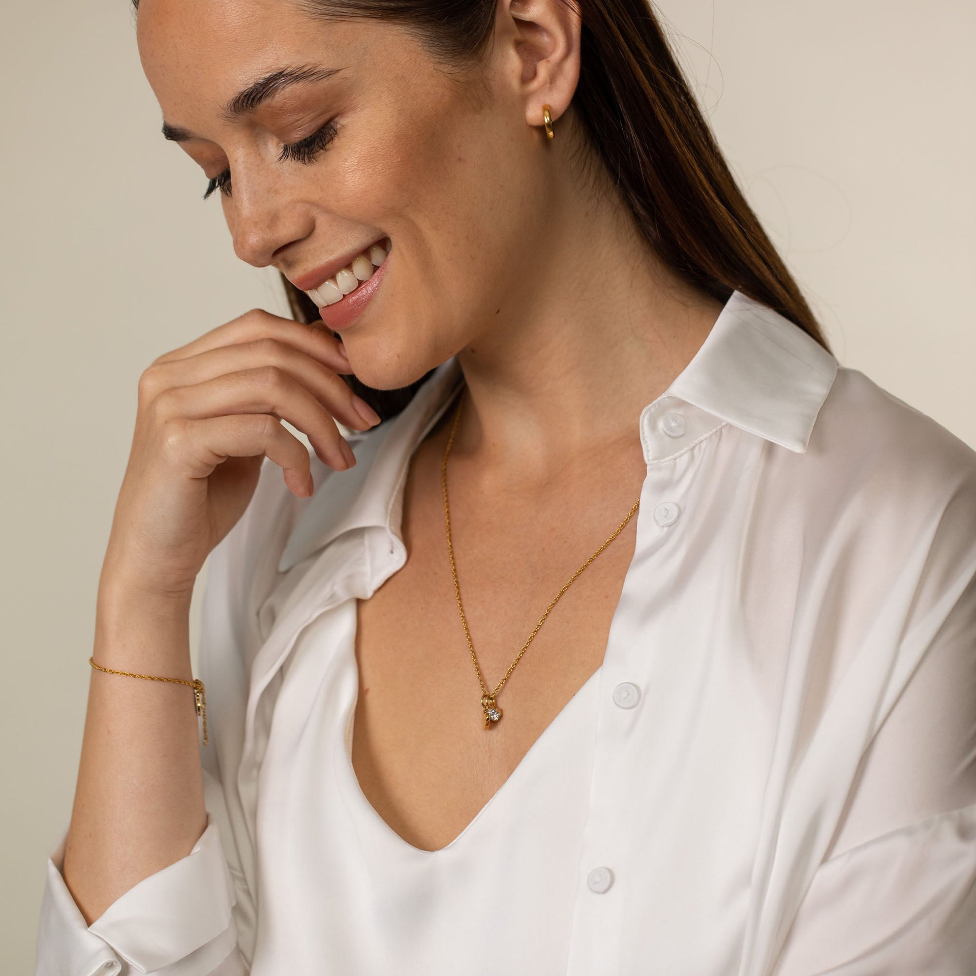 Feines PURELEI Brave Armband aus 18K Gold-Edelstahl, zart am Handgelenk, elegant und vielseitig kombinierbar.