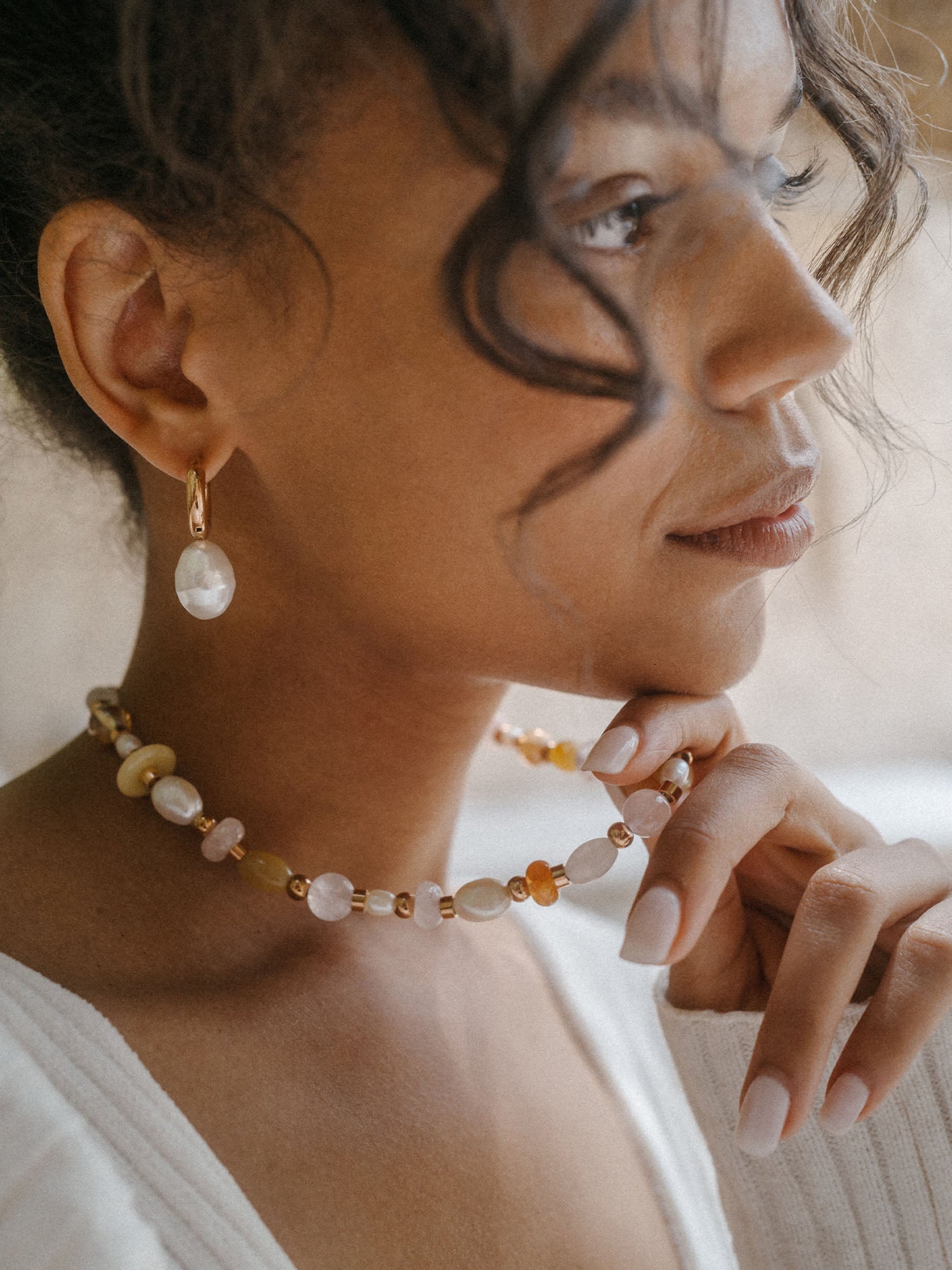 Roségoldene Ohrringe und Kette mit Muscheln und Perlen von PURELEI, elegant und feminin.