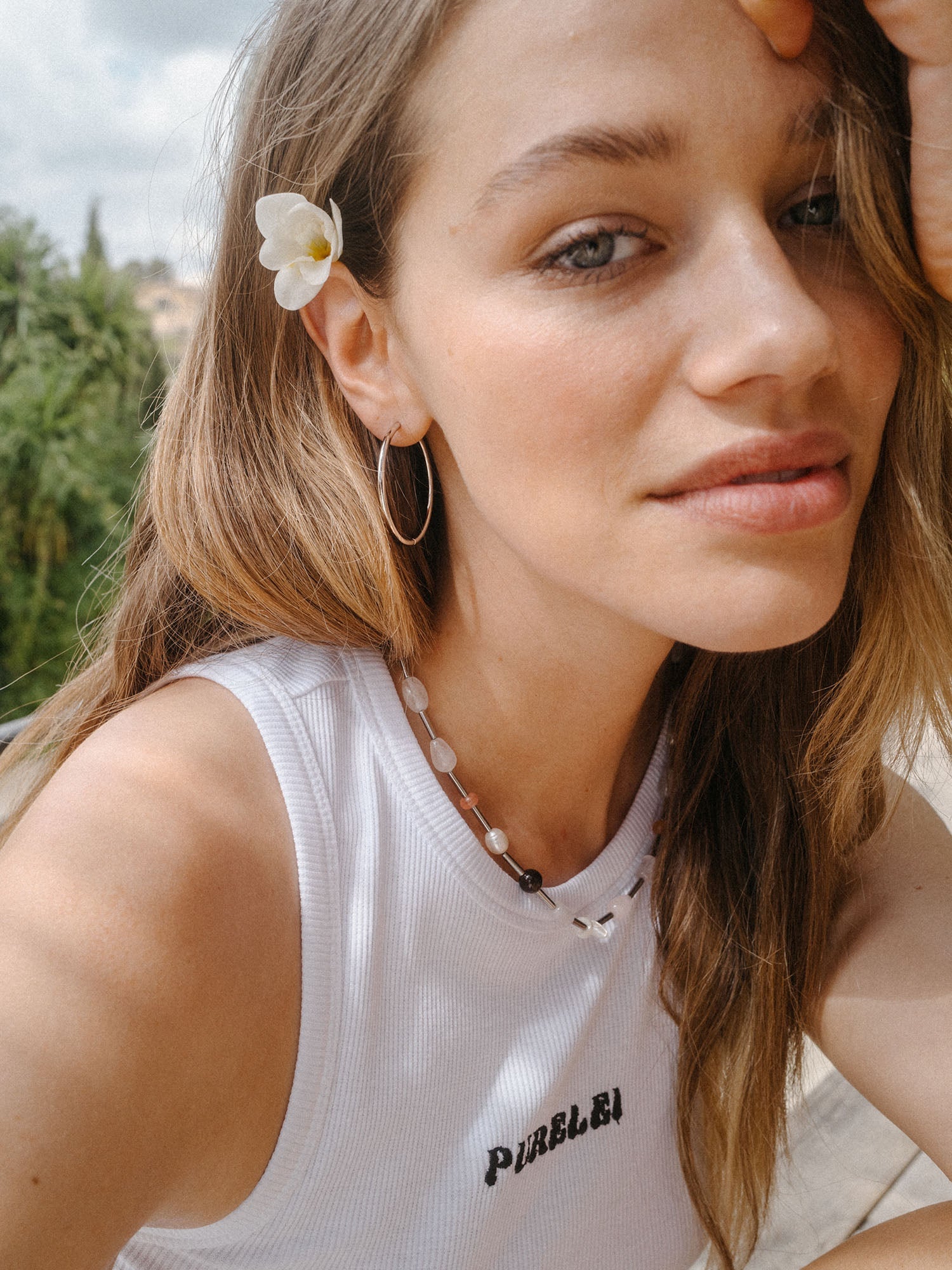 Silberne Creolen und bunte Kette, getragen mit Aloha-Vibes, PURELEI inspiriert.