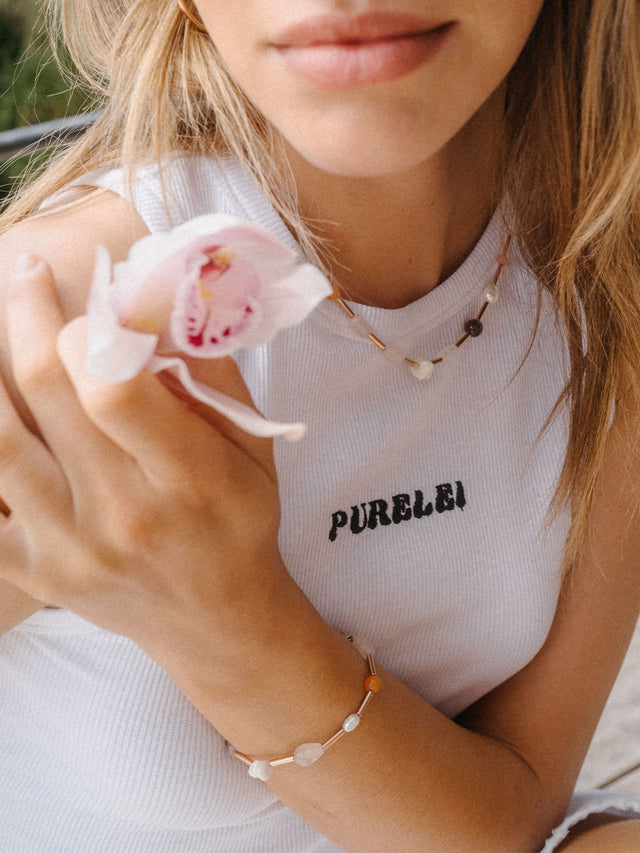 Roségoldenes Armband mit Muscheldetails, getragen mit Aloha-Vibes, PURELEI.