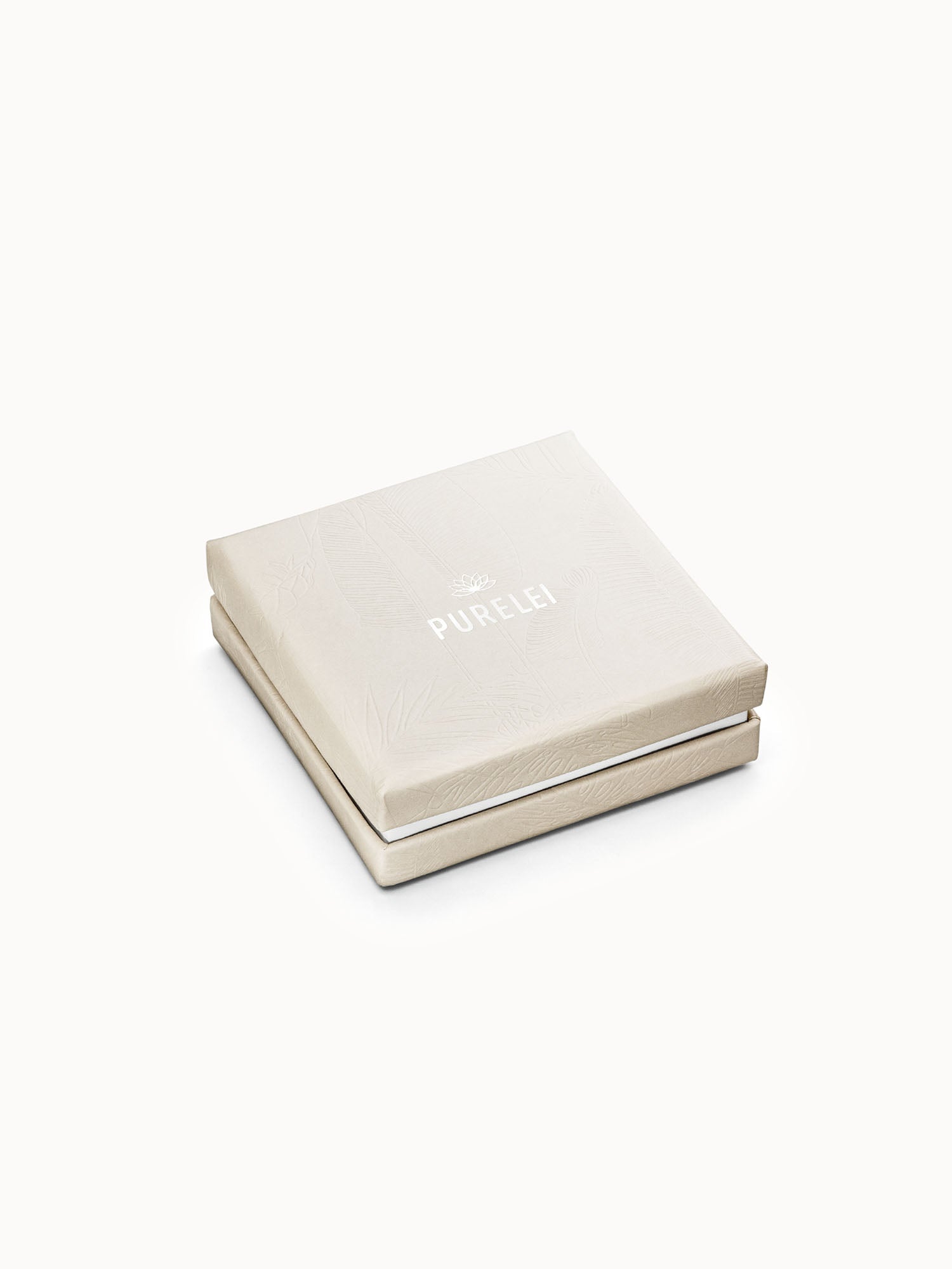 Elegante PURELEI Schmuckbox in Creme mit dezentem Logo, perfekt für die exklusive Rainbow Fusskettchen Aufbewahrung.