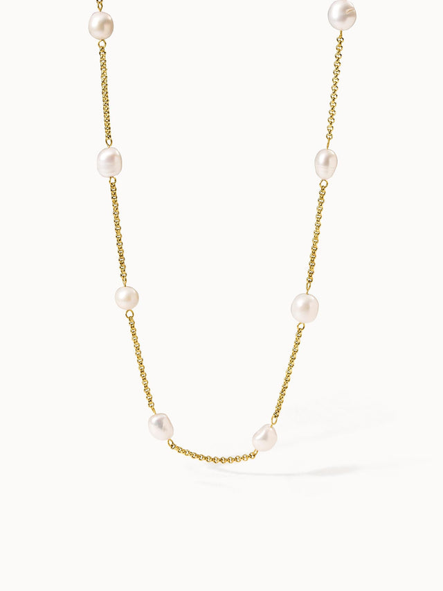 PURELEI Malahi Kette mit goldener Edelstahlkette und perlmuttfarbenen Süßwasserperlen, elegant und feminin.