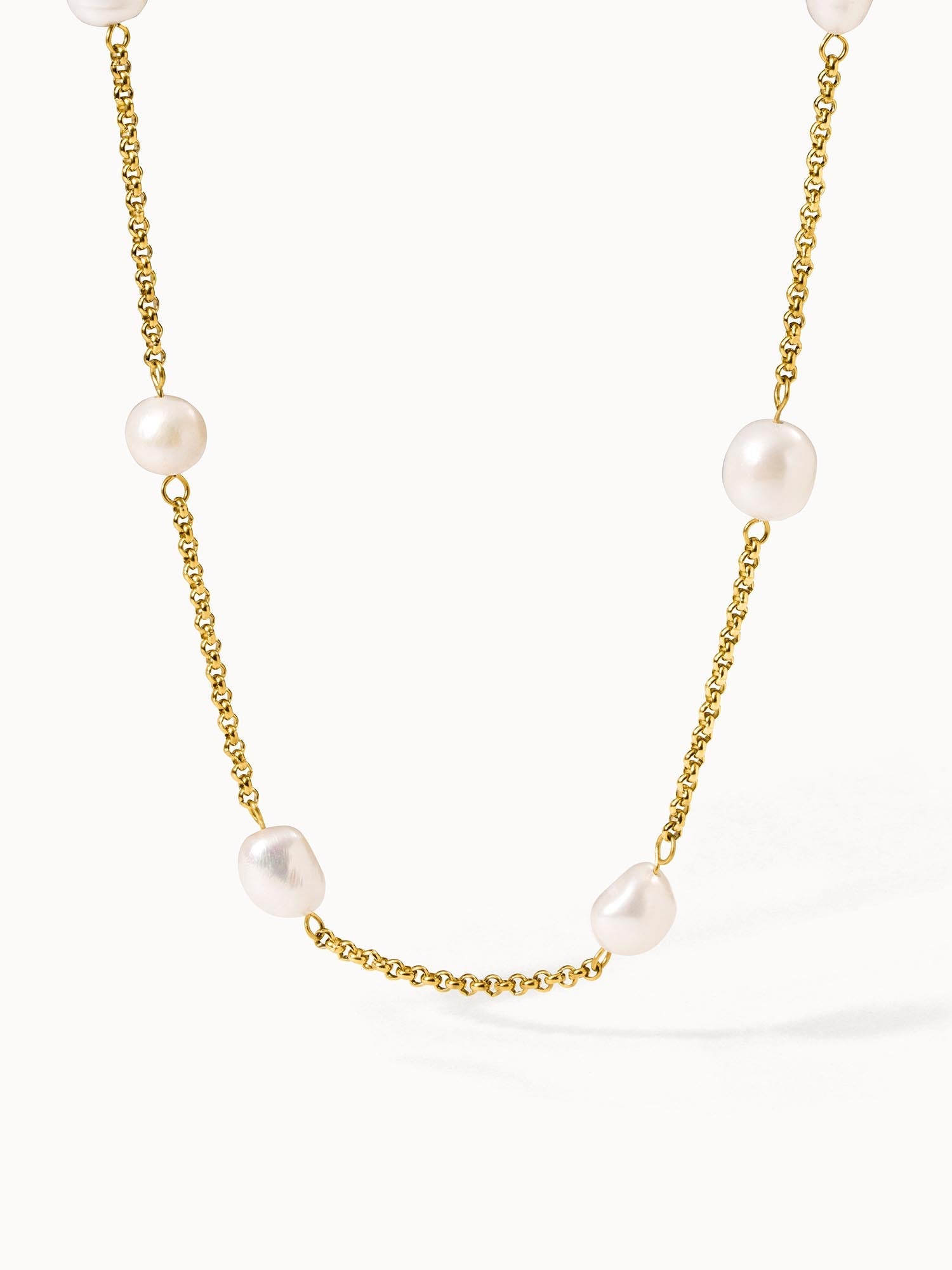 PURELEI Malahi Kette mit goldfarbenem Edelstahl und zarten Süßwasserperlen in sanfter Eleganz