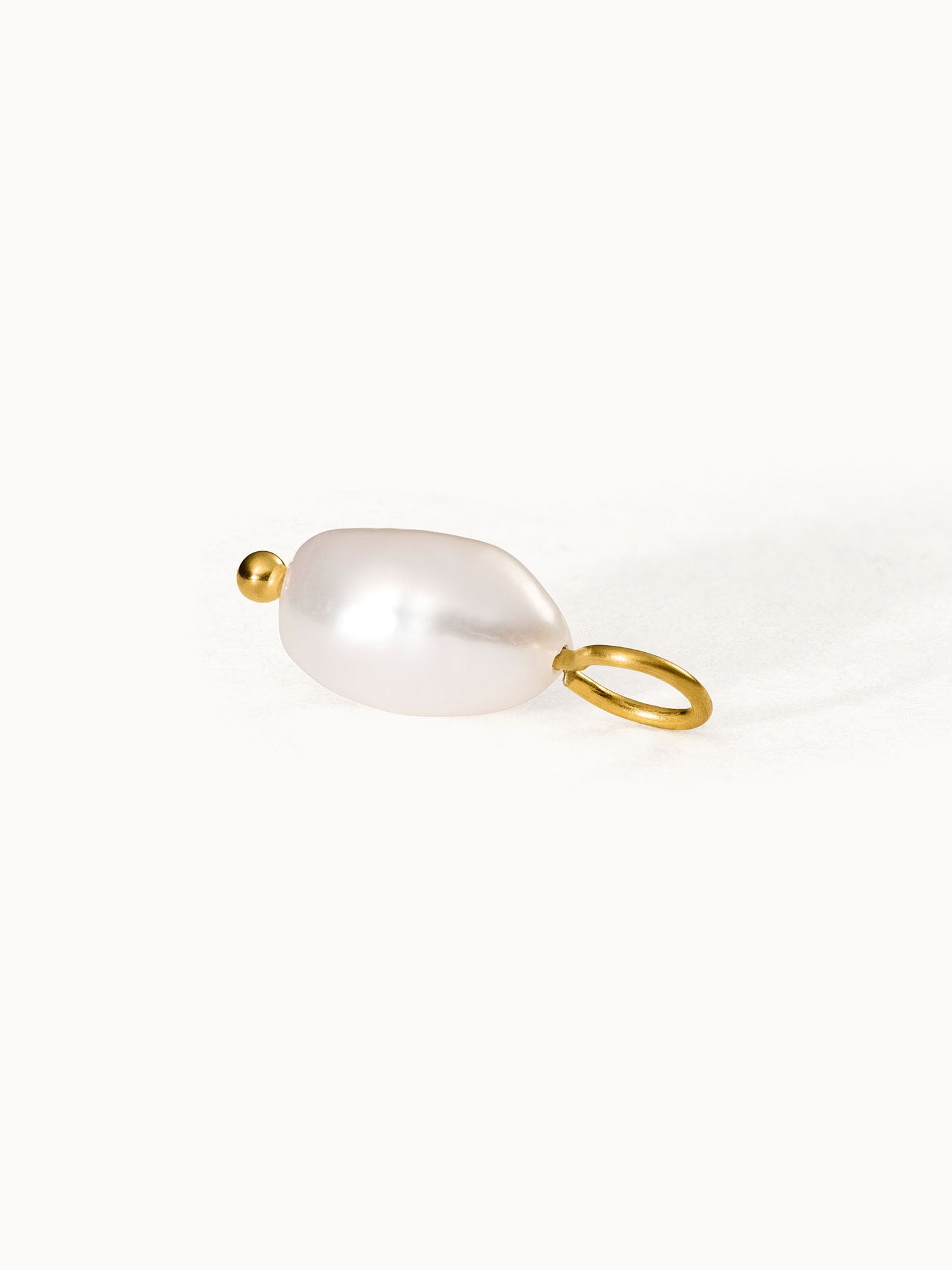 Pearl Charm mit natürlicher Keshi-Perle und 18K vergoldetem Edelstahl, elegant und feminin von PURELEI.