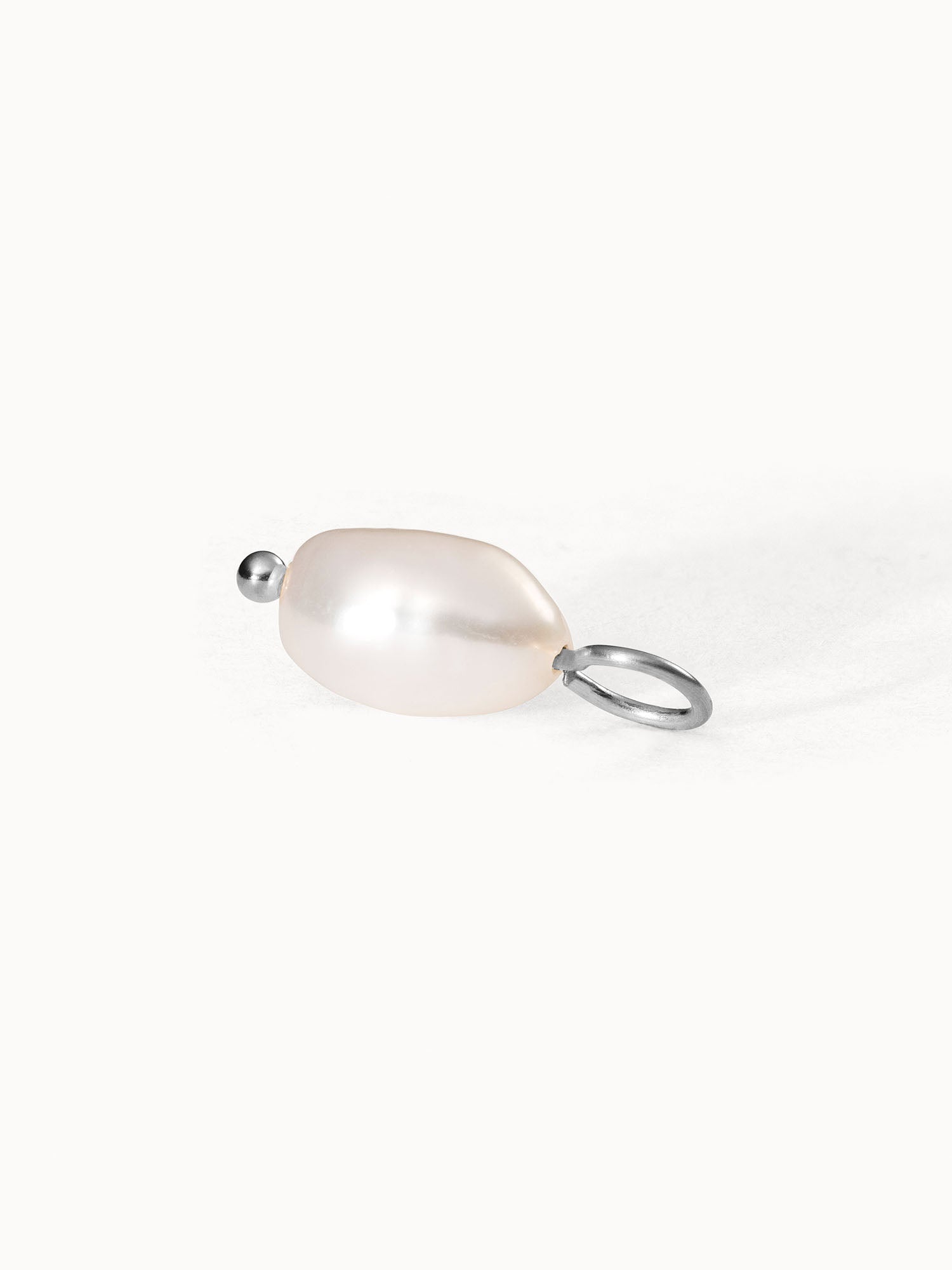 PURELEI Pearl Charm mit Einkorn Keshi Perle aus silbernem Edelstahl, elegant minimalistisch und zeitlos hochwertig.
