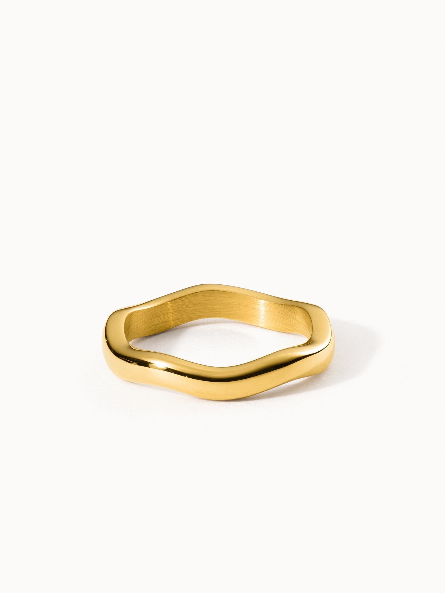 PURELEI Nakuna Ring aus 18K vergoldetem Edelstahl mit geschwungener Form, elegant und puristisch auf hellem Hintergrund