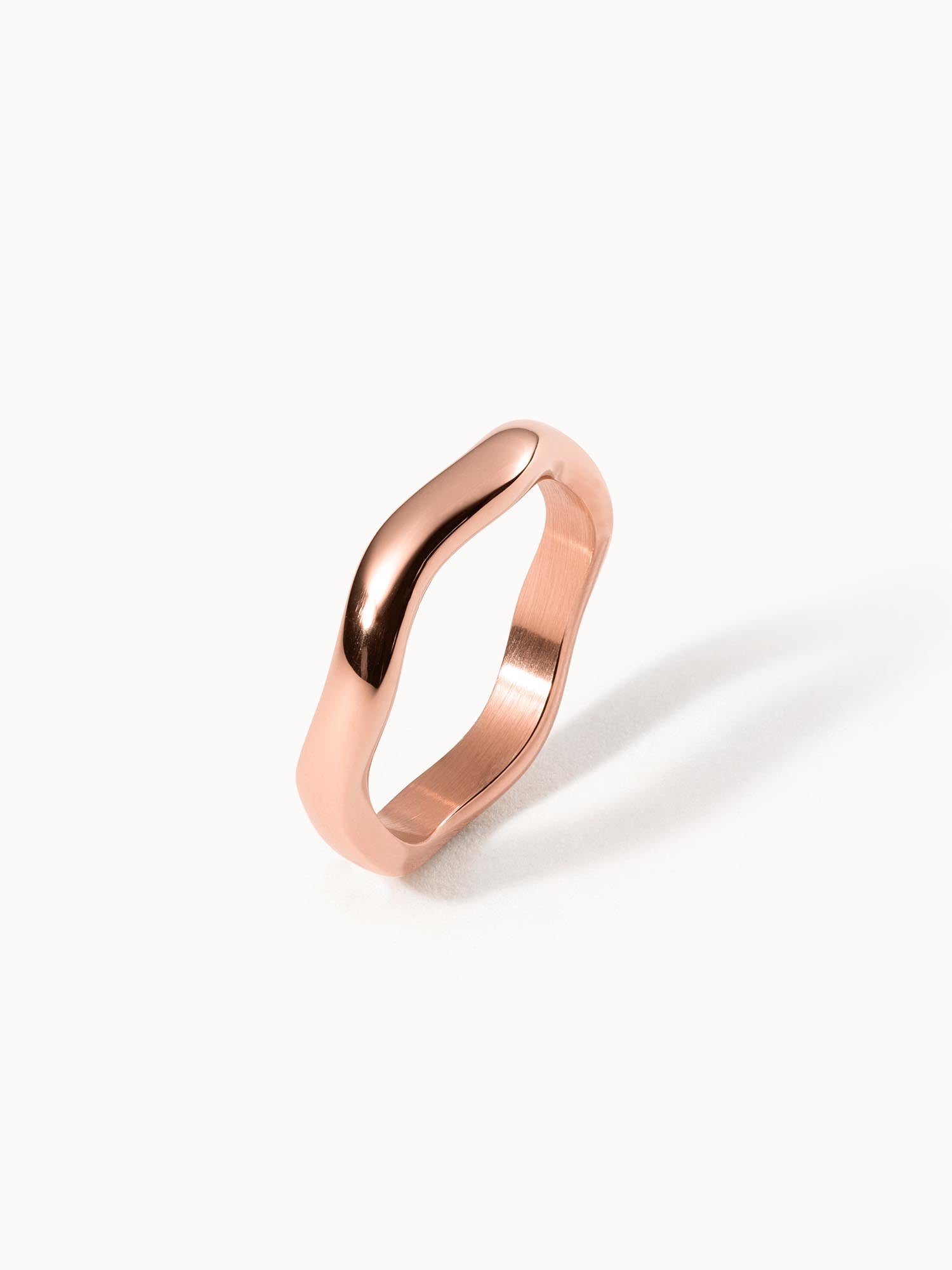 PURELEI Nakuna Ring in 18K Roségold mit natürlicher, geschwungener Form – elegant und minimalistischer Schmuck.