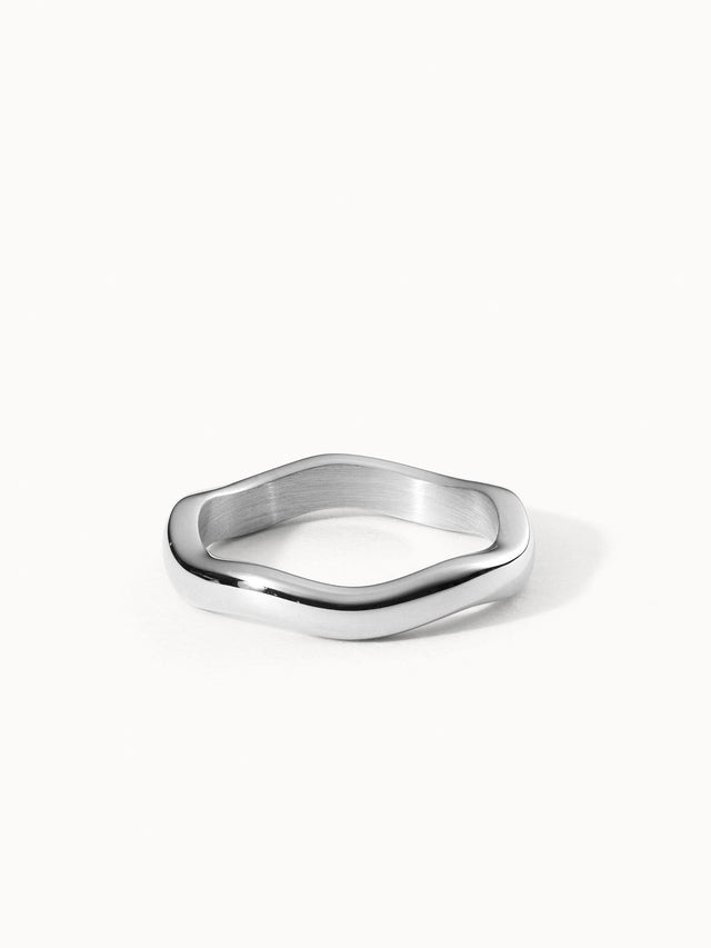 PURELEI Nakuna Ring aus nickelfreiem Silber mit sanft geschwungener Form, minimalistisch und elegant inszeniert.
