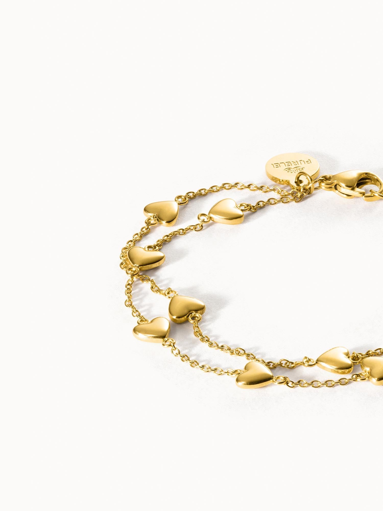 Zartes, nickelfreies Alohi Heart Armband in 18K Gold mit kleinen Herzen, pure Eleganz von PURELEI.