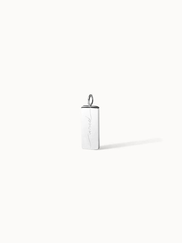 PURELEI Power Charm aus nickelfreiem Silber mit eingraviertem Power-Schriftzug, minimalistisch und elegant.