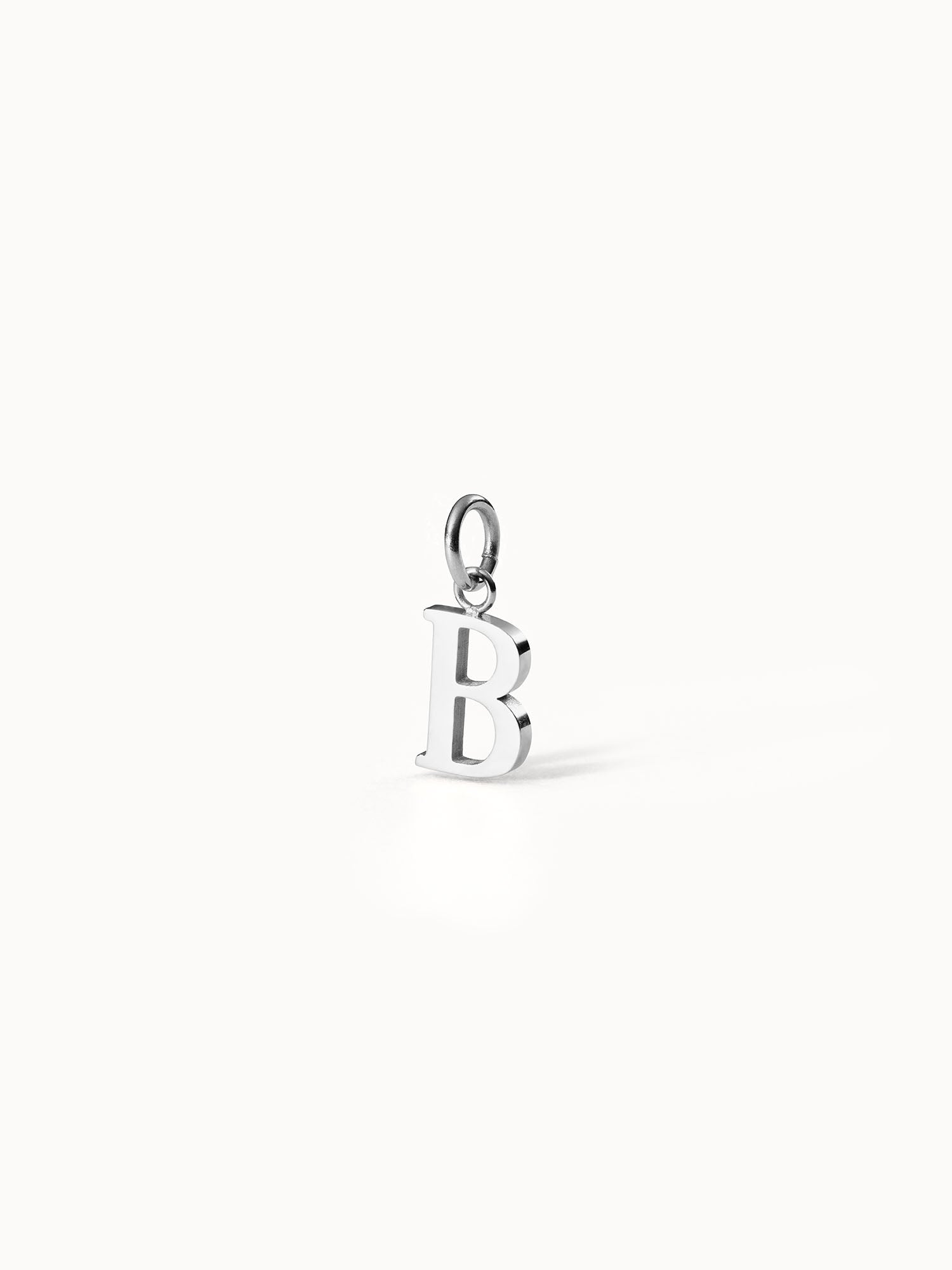 PURELEI Pure B Charm aus nickelfreiem Silber, eleganter Buchstabenanhänger mit feinem, cleanem Design auf hellem Hintergrund