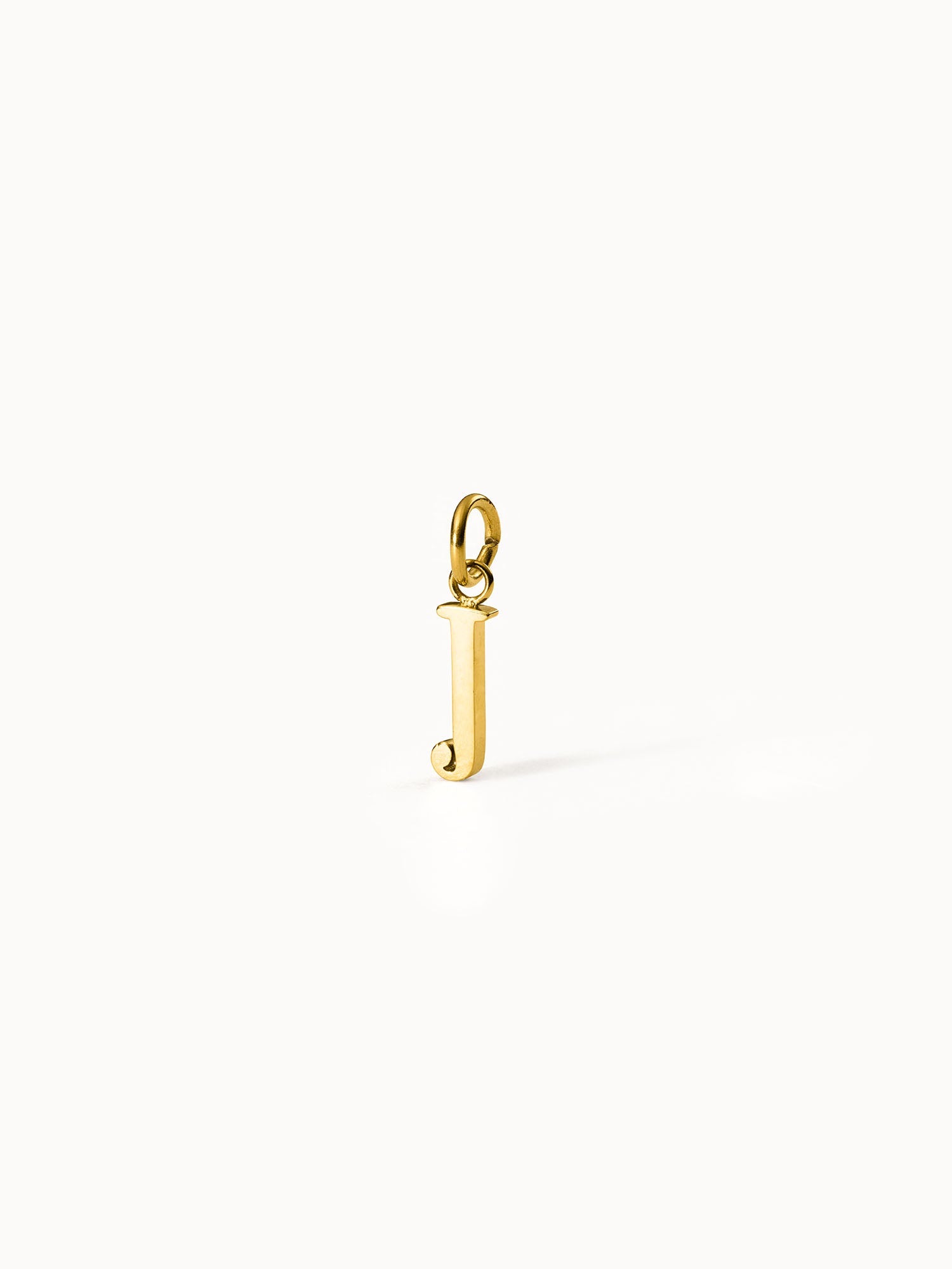 PURELEI Pure J Charm in 18K Gold, filigraner Buchstabenanhänger, edel und zeitlos auf weißem Hintergrund