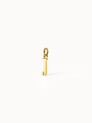 PURELEI Pure J Charm in 18K Gold, filigraner Buchstabenanhänger, edel und zeitlos auf weißem Hintergrund
