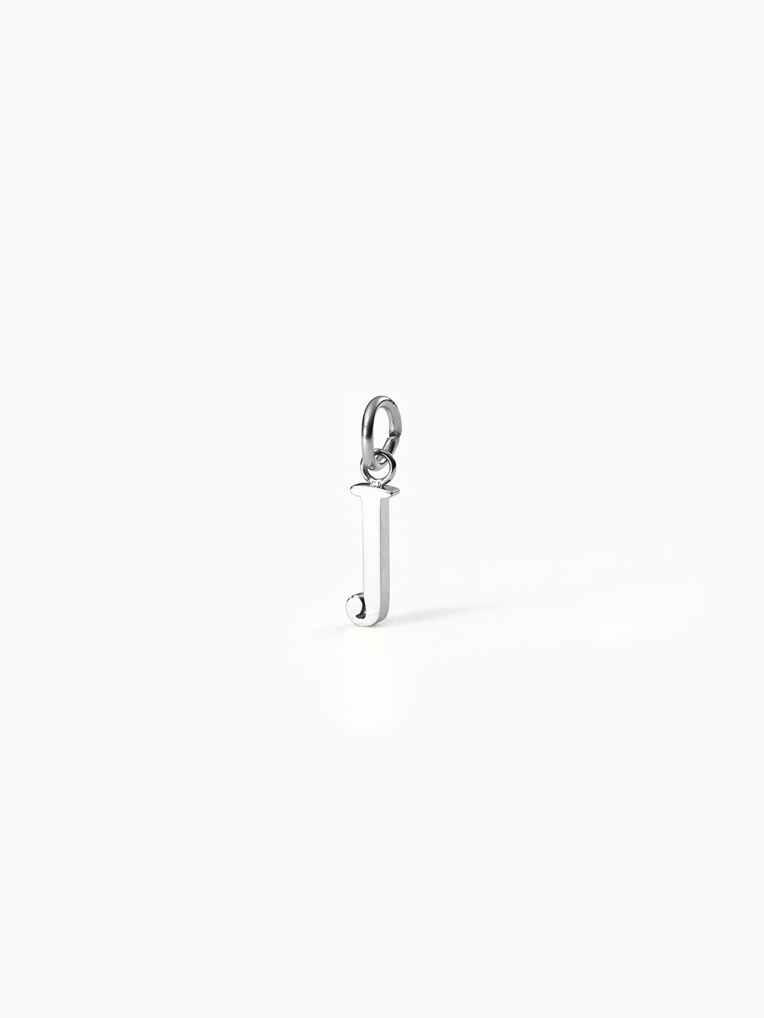 Purelei Pure J Charm aus nickelfreiem, silbernem Edelstahl, minimalistischer Buchstaben-Anhänger in eleganter, klarer Ästhetik.