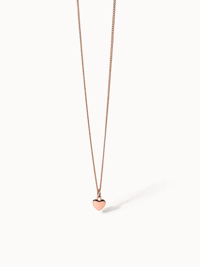 PURELEI Heart Charm Kette in 18K roségoldvergoldetem Edelstahl mit kleinem Herzanhänger, elegant und feminin.