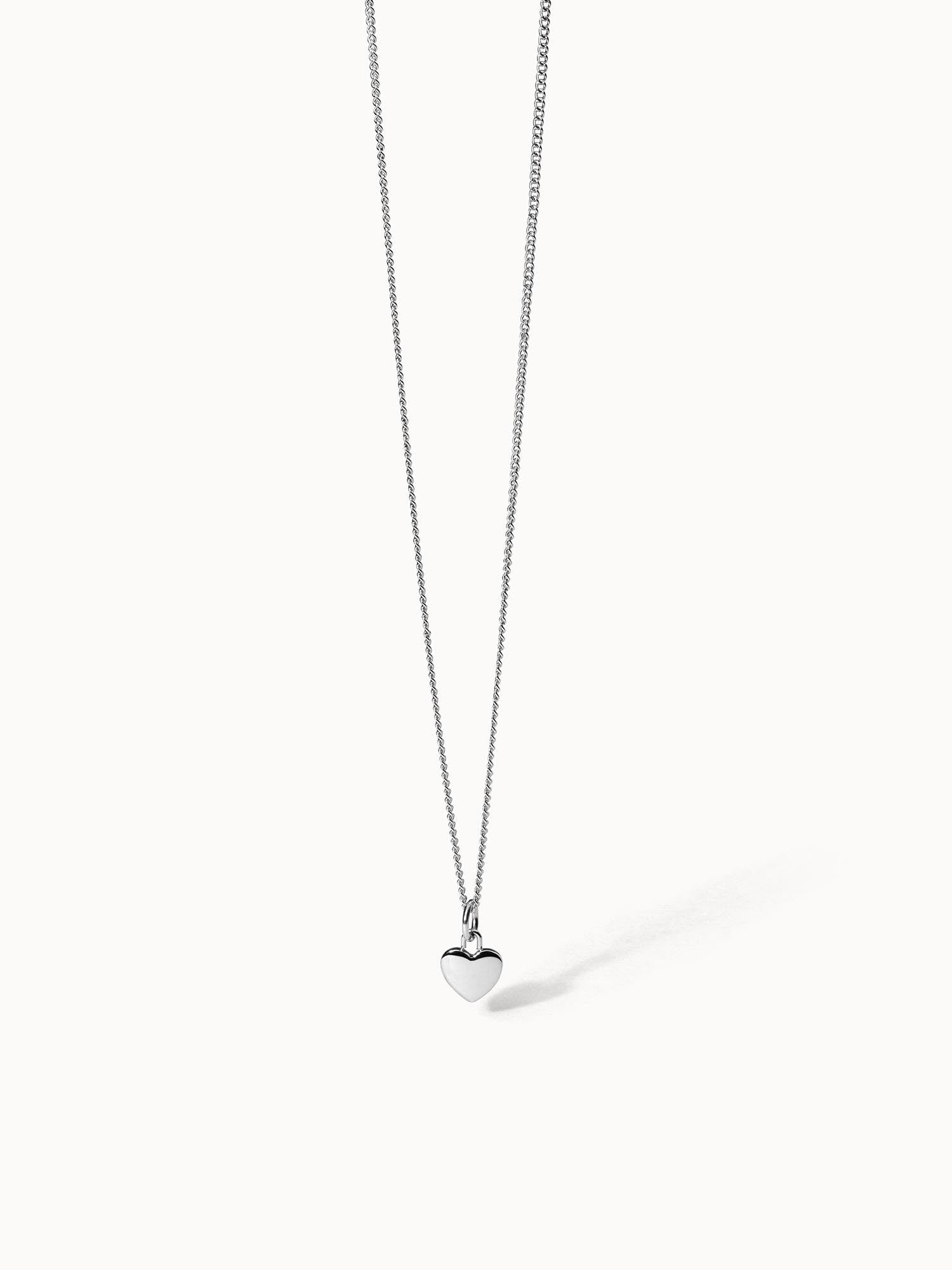 PURELEI Heart Charm Kette aus silbernem Edelstahl mit filigranem Herzanhänger auf weißem Hintergrund, elegant und feminin.