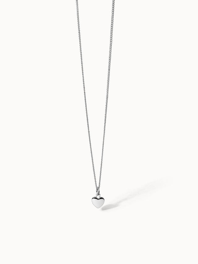 PURELEI Heart Charm Kette aus silbernem Edelstahl mit filigranem Herzanhänger auf weißem Hintergrund, elegant und feminin.