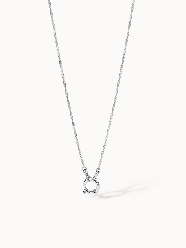PURELEI Lokahi Charm Kette aus nickelfreiem Silber mit filigraner Öse, elegant und zeitlos minimalistisch.