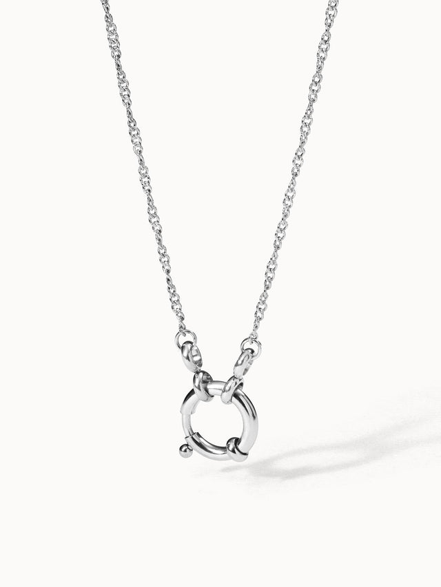 PURELEI Lokahi Charm Kette aus silberfarbenem Edelstahl, elegant gedrehte Kette mit charmantem Ösen-Design, clean & feminin.