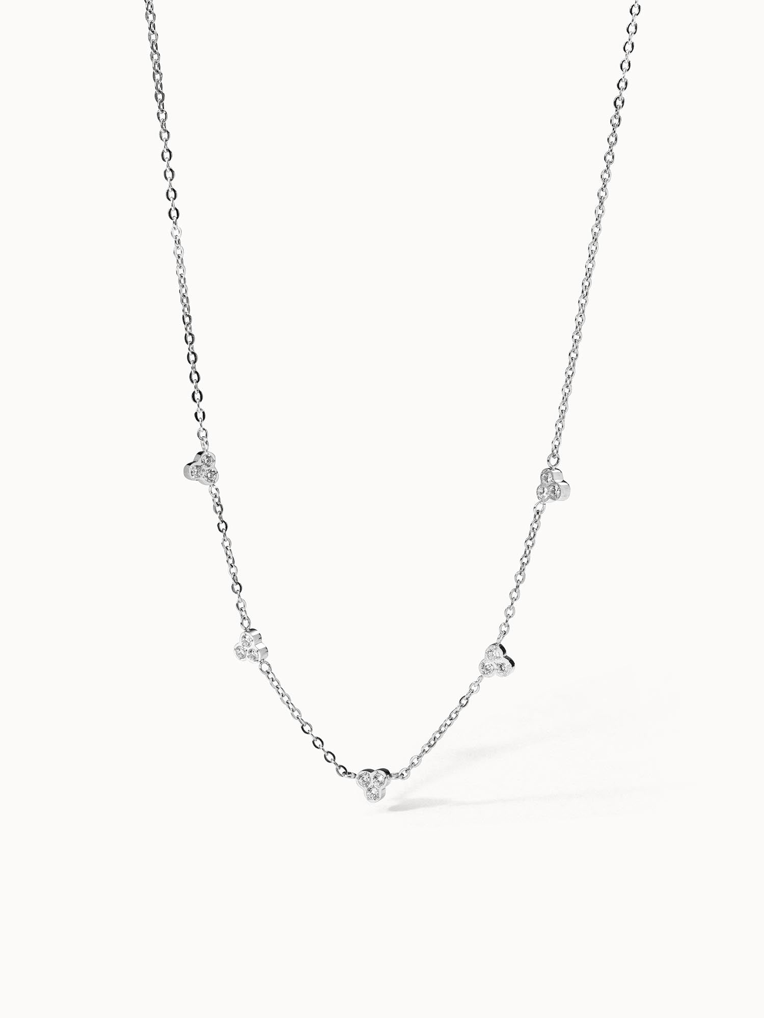 PURELEI Amicizia Kette aus Edelstahl mit Zirkonia, zart und elegant, minimalistisch vor hellem Hintergrund.