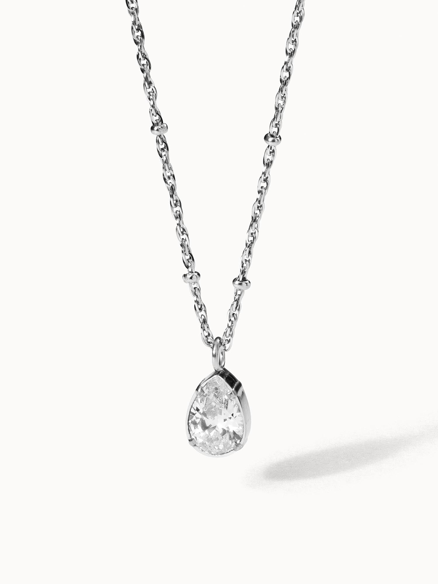 Felice Kette von PURELEI mit nickelfreiem Edelstahl und weißem Zirkonia-Tropfen, elegant und zeitlos.