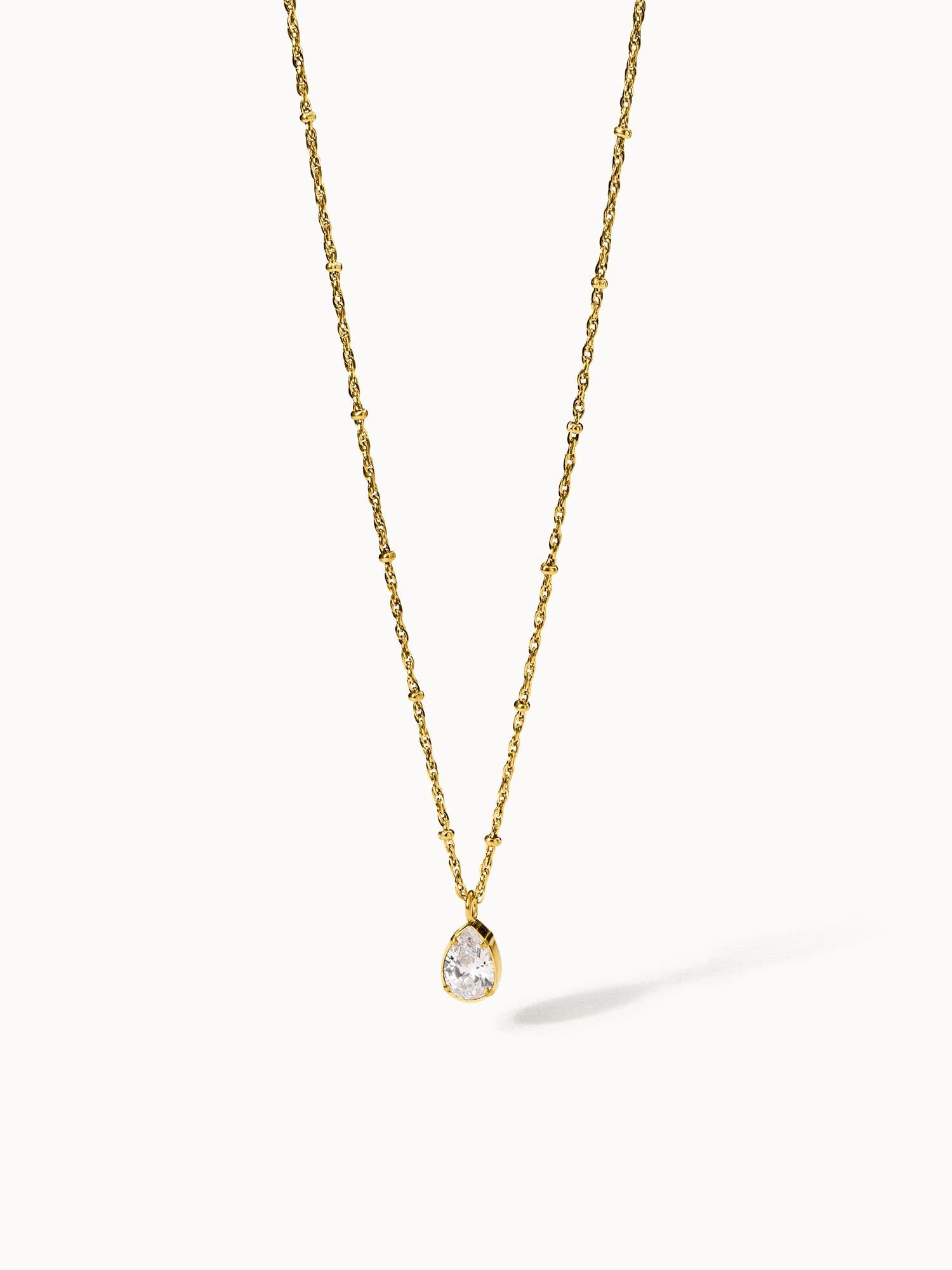 Felice Kette von PURELEI, goldene Edelstahlkette mit weißem Zirkonia-Tropfen, elegant und zeitlos feminin.