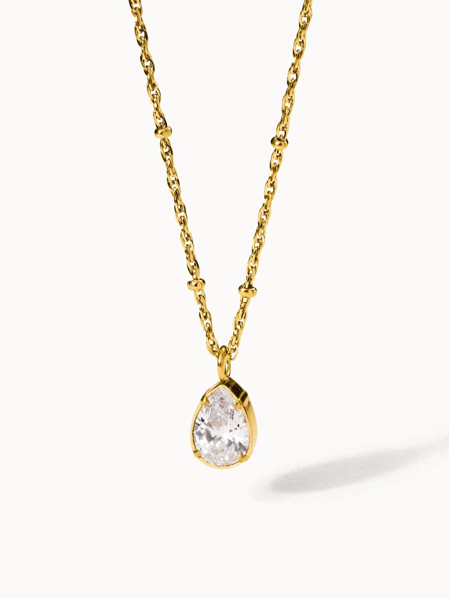 Felice Kette von PURELEI: Goldene Halskette mit weißem Zirkonia-Tropfen, elegant und nickelfrei, zeitlose Schönheit.