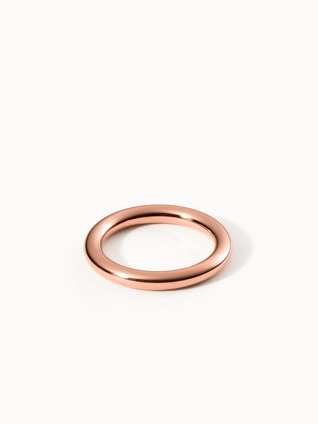 Glossy Ring in roségoldener Edelstahl-Optik, schlicht und elegant, PURELEI, feminine Ästhetik mit warmem Glanz.