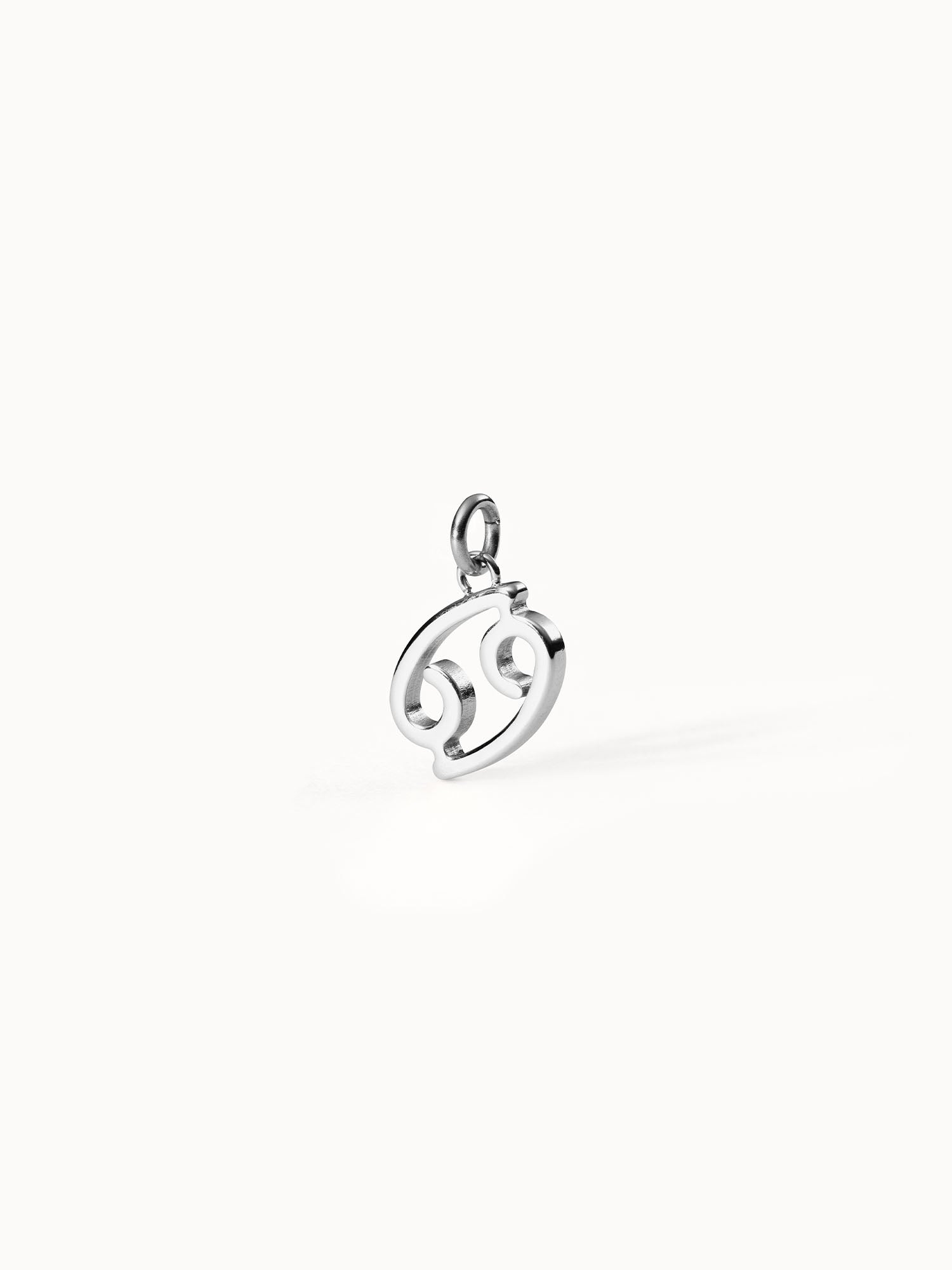 Krebs Zodiac Charm aus nickelfreiem Silber offen gearbeitet, elegant minimalistisch auf hellem Hintergrund PURELEI