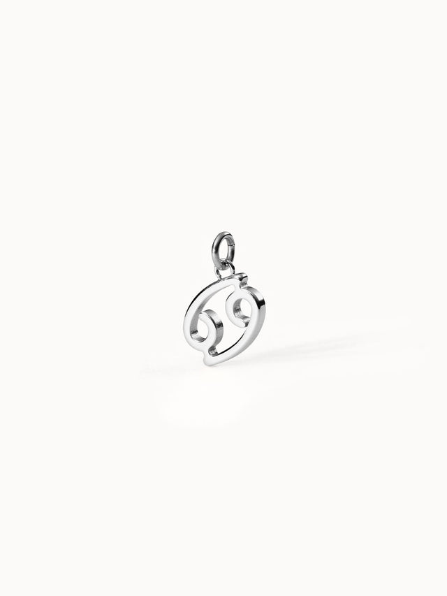 Krebs Zodiac Charm aus nickelfreiem Silber offen gearbeitet, elegant minimalistisch auf hellem Hintergrund PURELEI