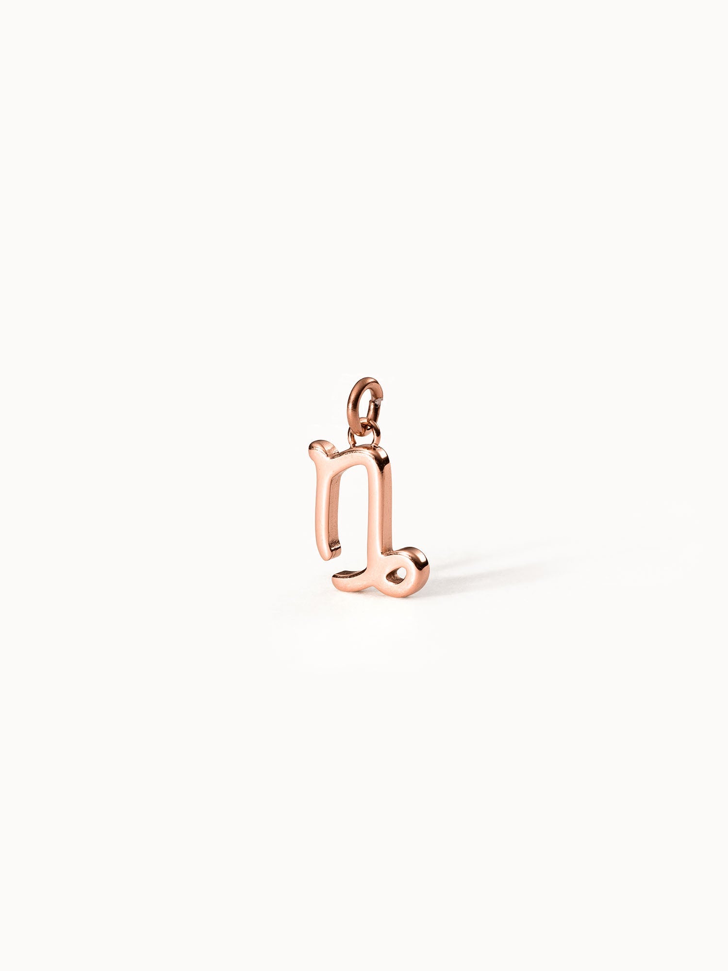 Roségoldener Steinbock Zodiac Charm aus Edelstahl, fein poliert, minimalistisch und elegant von PURELEI.