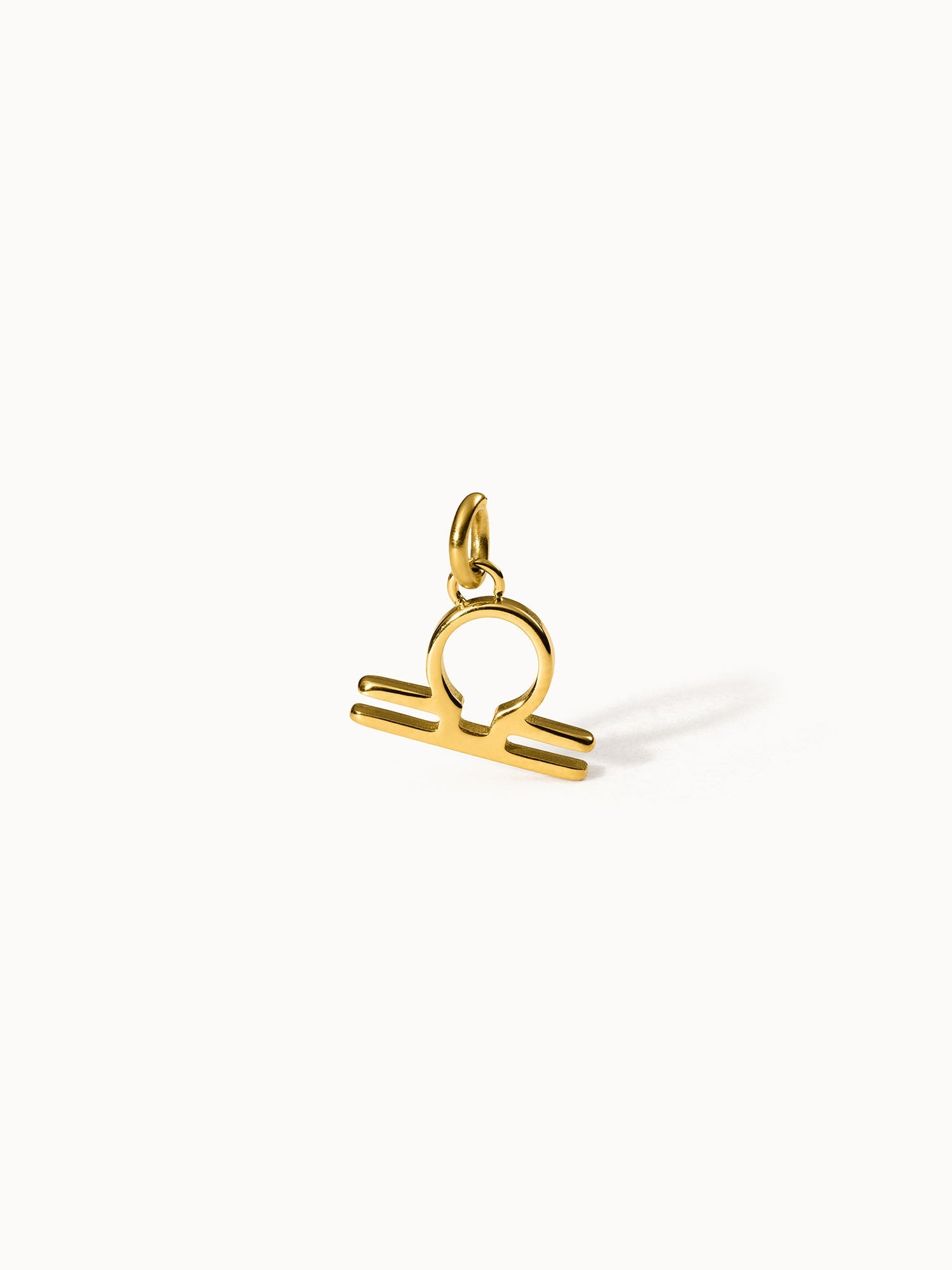 Waage Zodiac Charm aus vergoldetem Edelstahl, minimalistisch und elegant vor hellem Hintergrund von PURELEI.