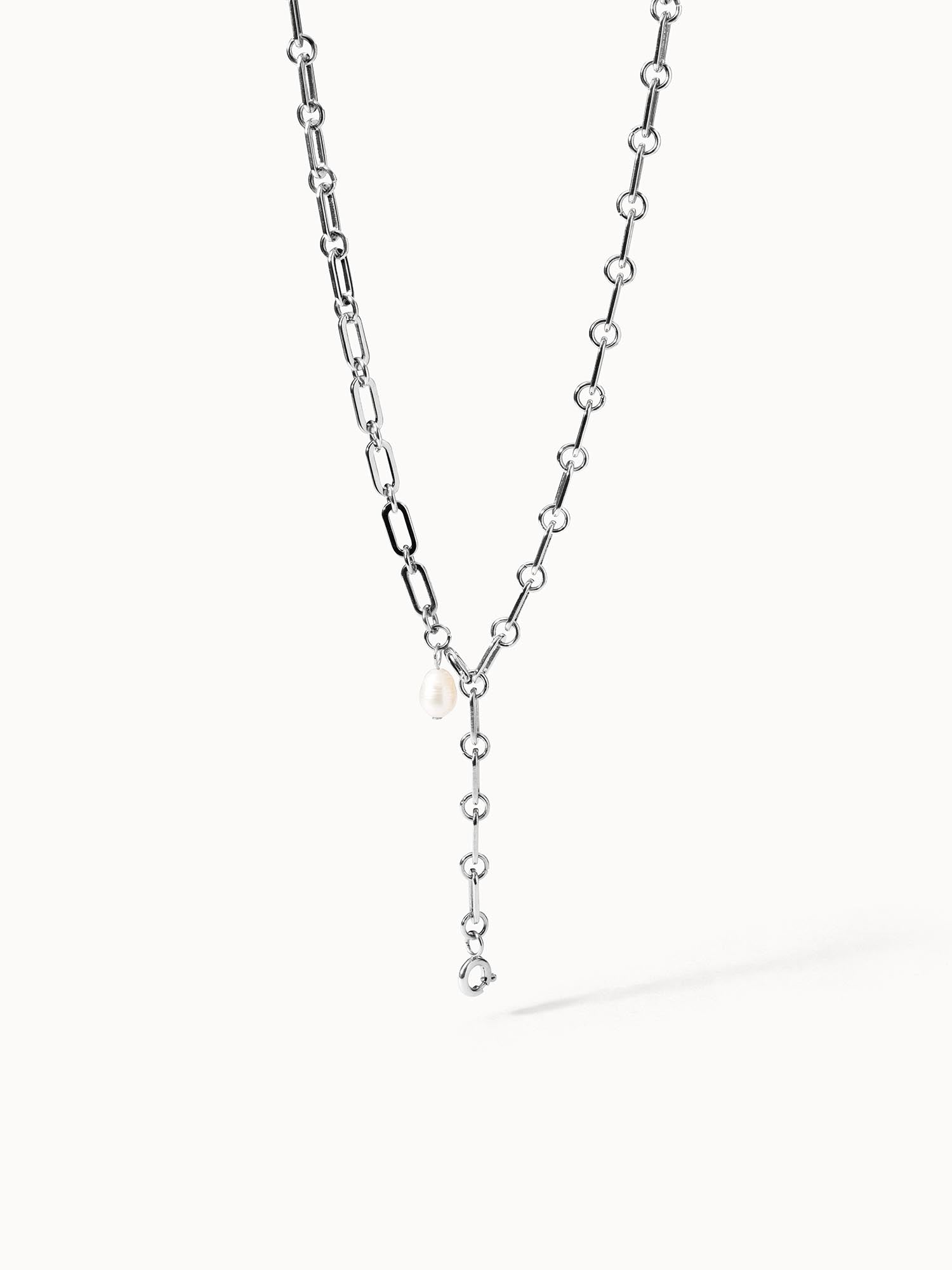 Silberne Kette mit Perle, PURELEI, modern und elegant, minimalistische Ästhetik.