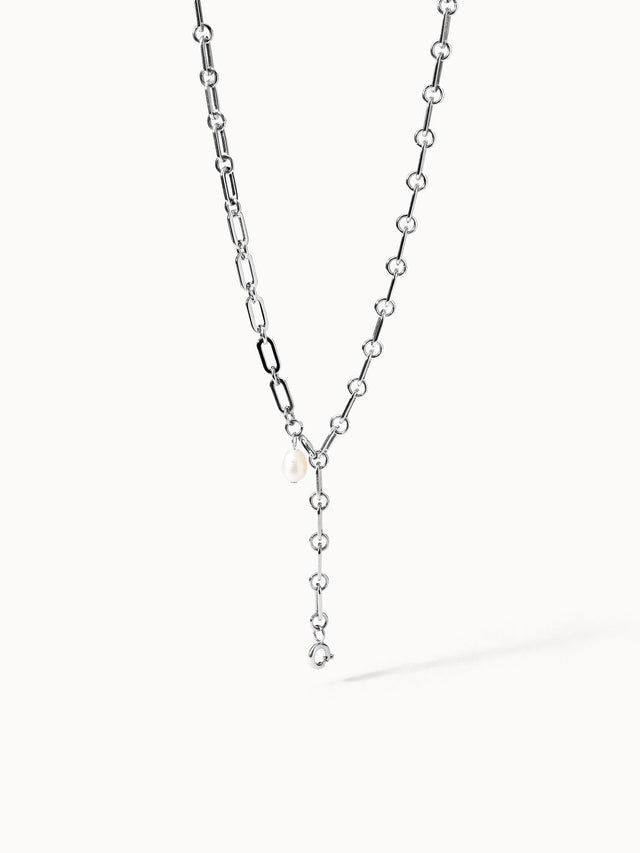 Silberne Kette mit Perle, PURELEI, modern und elegant, minimalistische Ästhetik.