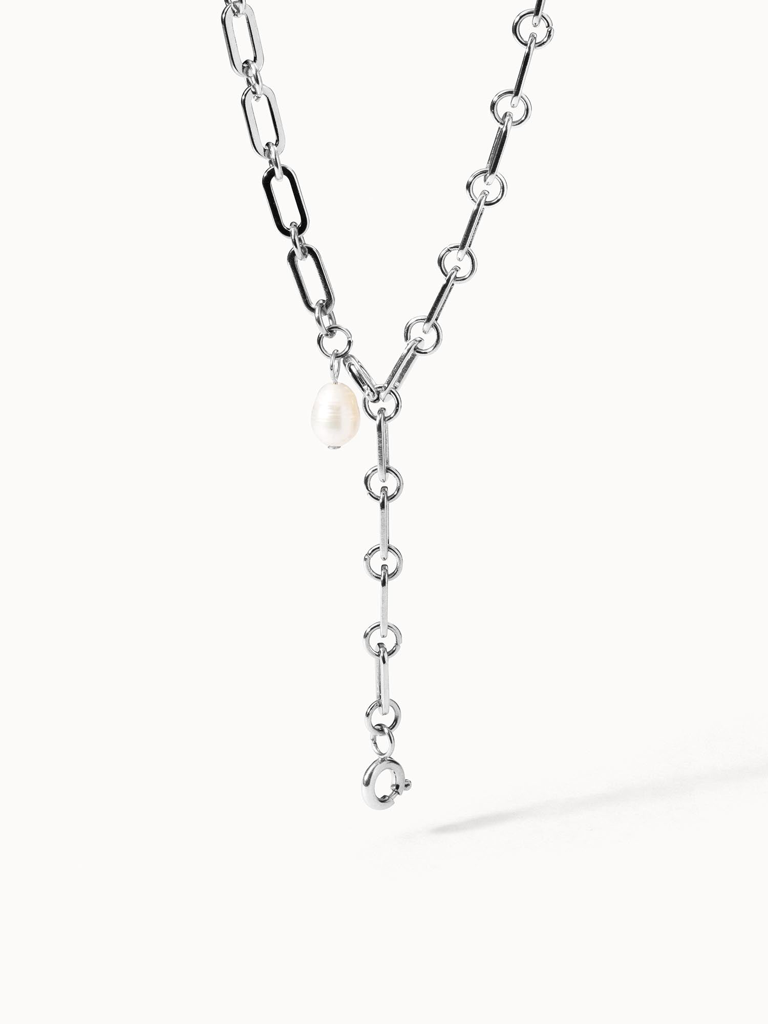 Silberne Kette mit Muschel-Anhänger von PURELEI, elegant und modern.