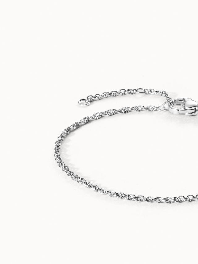 Feines, nickelfreies Silberarmband Brave von PURELEI mit zarter Kettengliederung, pur und elegant auf hellem Hintergrund.