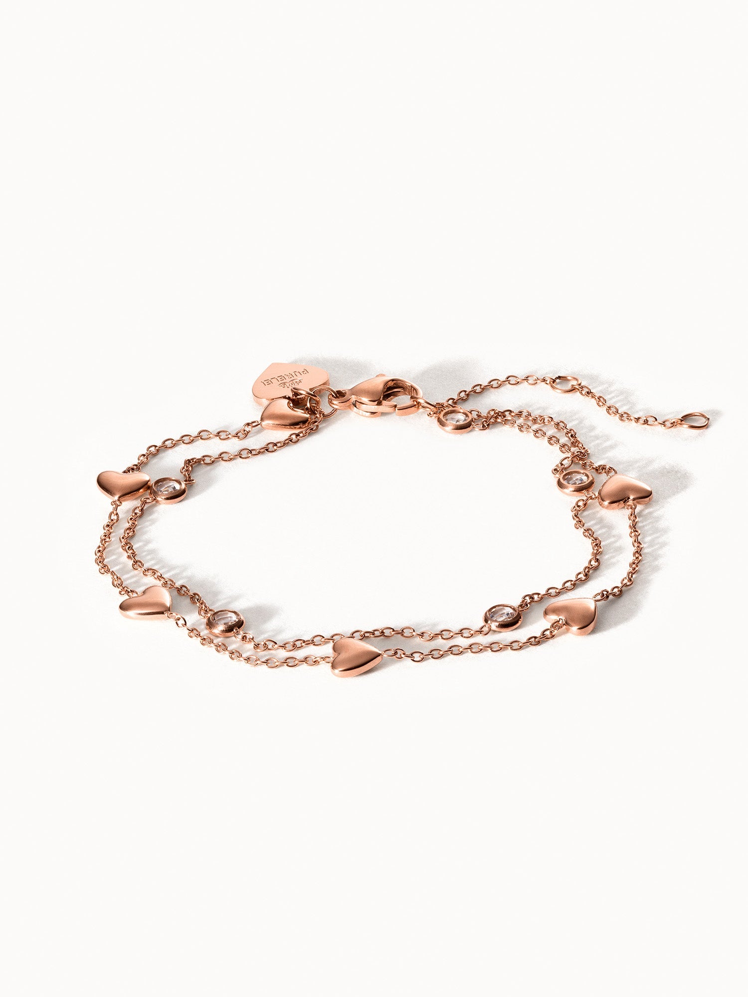 Roségoldenes Armband mit Herzanhängern von PURELEI, elegant und verspielt.