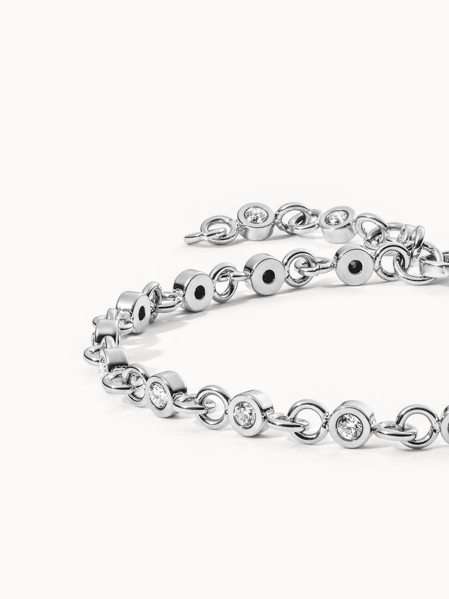 Silbernes Armband mit glänzenden Elementen, PURELEI, elegant und modern.