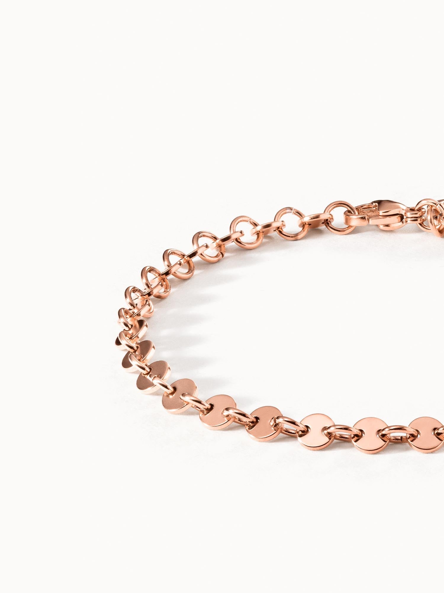 Roségoldenes Armband mit kreisförmigen Elementen von PURELEI, elegant und modern.