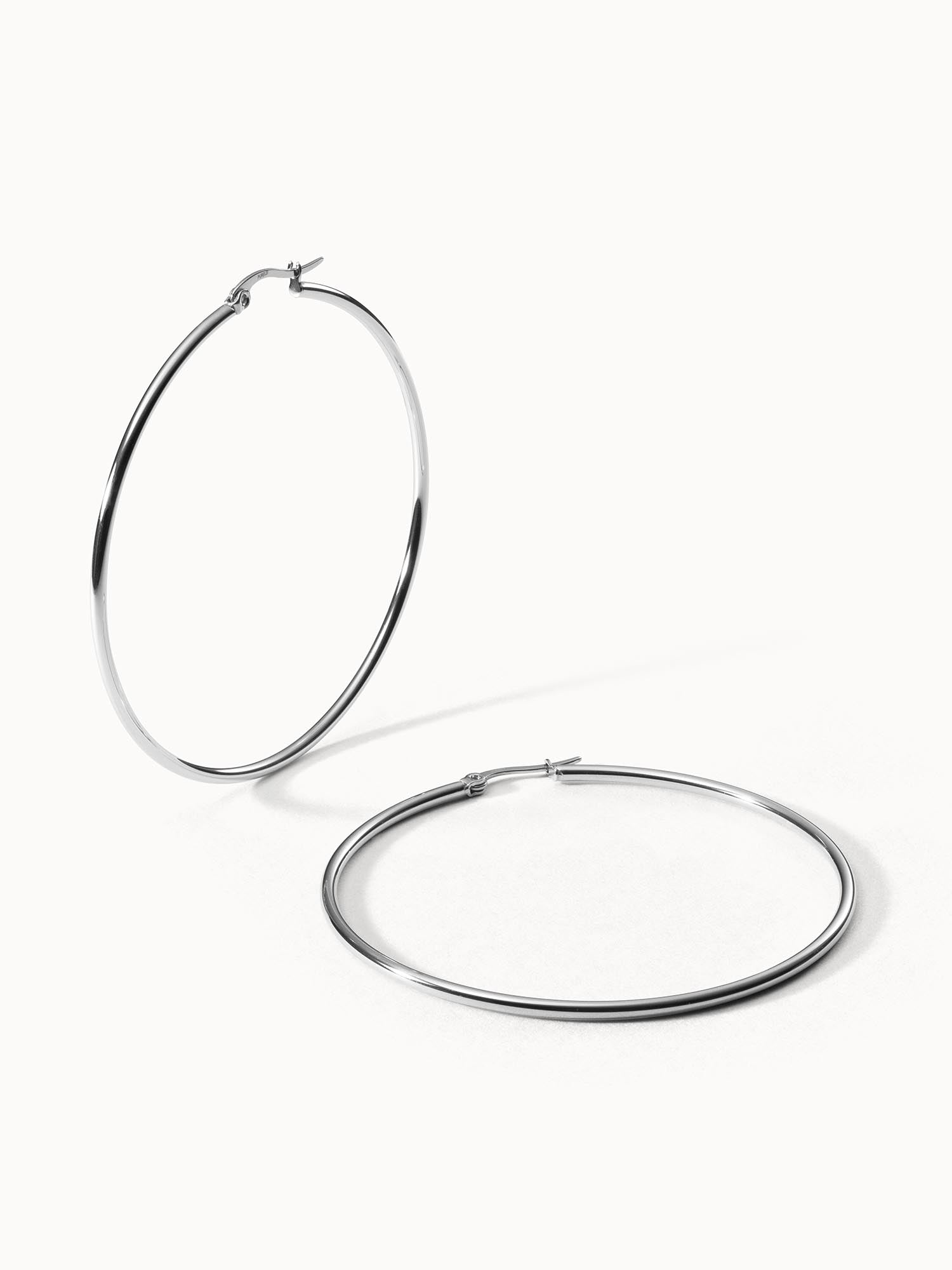 Nickelfreie silberne Creolen von PURELEI, elegant und zeitlos, auf weißem Hintergrund.