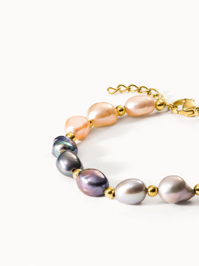 Perlenarmband mit goldenen Akzenten von PURELEI, elegant und feminin.