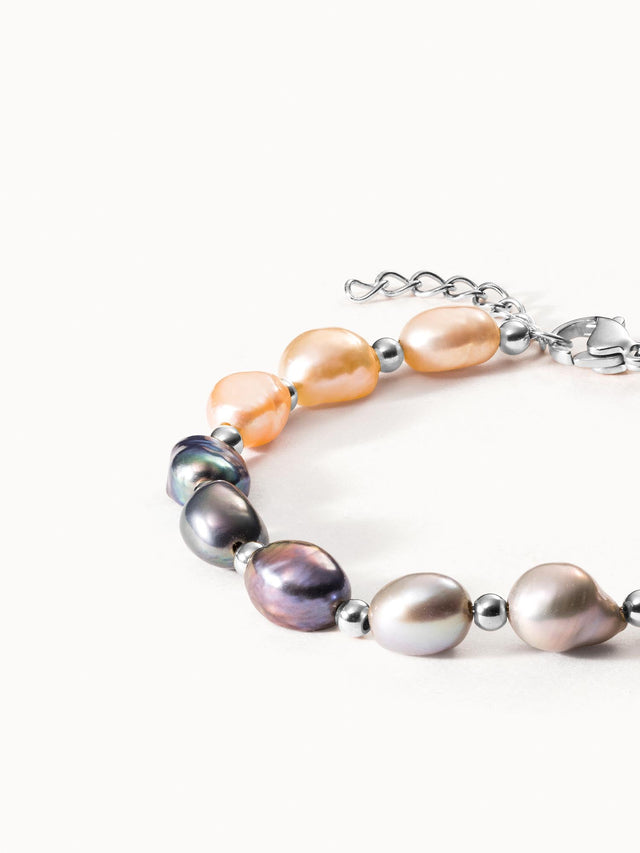 Perlenarmband in sanften Farben mit silbernen Akzenten von PURELEI.