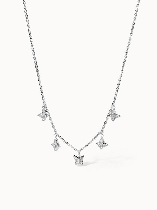 Silberne Kette mit Schmetterlings-Anhängern, PURELEI, elegant und verspielt.