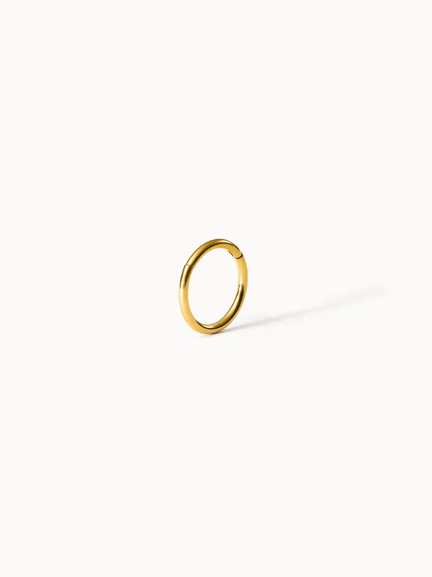 Basic Piercing von PURELEI als feiner, goldener Ring aus 18K Edelstahl, clean und zeitlos elegant.